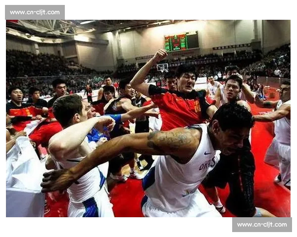 朱芳雨 2010 中巴群殴名场面：组合拳暴打巴西球员，一战封神！